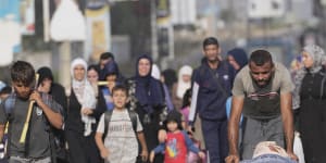 Palestinians flee to the southern Gaza Strip on Salah al-Din Street in Bureij,Gaza Strip.