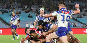 A late try by Daniel Tupou put the 11-men Roosters within four points of an astonishing comeback.