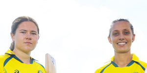 Aboriginal cricket duo Hannah Darlington and Ash Gardner don an Indigenous team shirt in 2022.