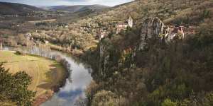  Located just south of the Dordogne region,the Lot is named after the river that slashes it from east to west.