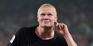 The actor wore an Erling Haaland jersey and blonde wig.