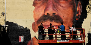 'We're all connected':Adam Goodes mural springs up in Swans'heartland