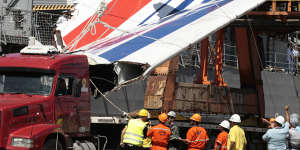 Workers unload debris,belonging to the crashed Air France flight AF447,from the Brazilian Navy’s Constitution Frigate in the port of Recife,northeast of Brazil,June 14,2009.