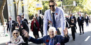 Sydney stops to remember at Anzac Day dawn service