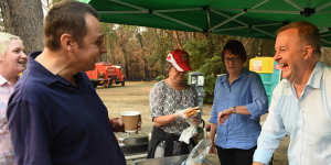 Anthony Albanese helps feed the RFS crews at Bilpin on Friday.