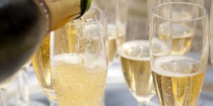 Recently,non-alcoholic beer,wine and champagne have all boomed in popularity. 