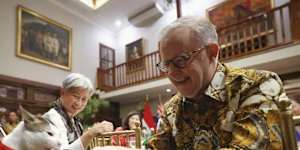 Our PM hand-feeding President Prabowo’s scarf-wearing cat,Bobby.