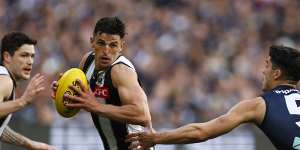 Scott Pendlebury breaks away from Adam Cerra.