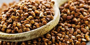Eating whole grains and seeds,such as buckwheat,can be beneficial to heart health.