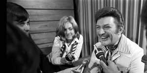 US pianist Liberace turns on the charm at Mascot Airport on October 18,1971.