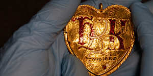 A chain with a pendant,associated with Henry VIII and his first wife,Katherine of Aragon. The heart shaped pendant was found by a metal detectorist in Warwickshire. 