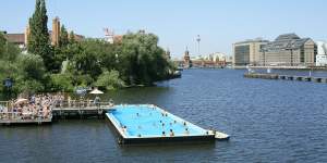 The state government says it will consider a floating pool like the one on the Spree in Berlin.