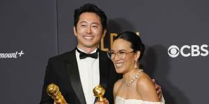 Beef actors Steven Yeun and Ali Wong with their Golden Globes.