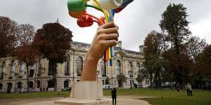 Koons’s"Bouquet of Tulips"in Paris:one local philosopher likened the sculpture to “11 coloured anuses mounted on stems”.