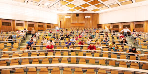 The pandemic accelerated the remote learning trend,creating a landscape of expensive empty university lecture halls and scattered students and teachers.
