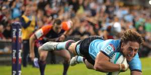 Mark Nawaqanitawase scores a try at a pumping Leichhardt Oval in 2022.