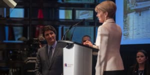 Justin Trudeau,Canada’s prime minister,left,is addressed by Julie Bishop,Australia’s former foreign affairs minister,at the Australia-Canada Economic Leadership Forum in Toronto,Canada.