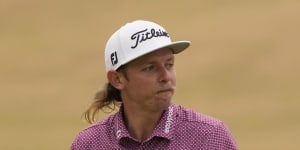 Cameron Smith celebrates on the 18th green after holing the winning birdie putt at St Andrews.