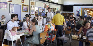 Family pack into the Portuguese dining hall.