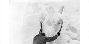 Tim Macartney-Snape (34) climbing on the Khumbu Icefall on Mt. Everest. April 1,1990. 