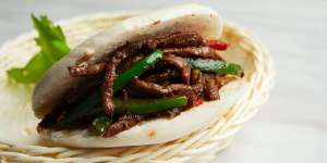 A cumin beef burger,with pita,stir-fried beef,cumin,and green and red bell peppers.