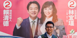 DPP Tainan City councillor Tsu Tsìng-hian in front of a banner featuring presidential candidate Lai Ching-te and vice presidential candidate Lin I-chin