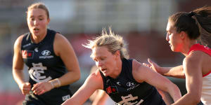 Blues hold out Sydney in AFLW thriller;Dees defeat Geelong for 14 wins on the trot