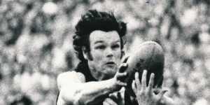 Tigers defender Francis Bourke attempts to spoil a mark by Magpie Ricky Barham in the 1980 VFL grand final.