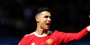 Ronaldo apologises after mobile phone incident as United,Arsenal lose ground