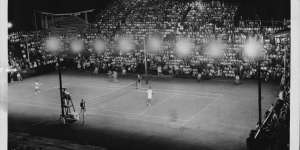 A capacity crowd at Milton,Brisbane watches Lew Hoad and Pancho Gonzales in their first professional match. Gonzales won 5-7,8-6,6-2,4-6,9-7.