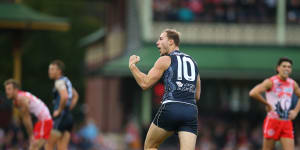 Drop punt or around the corner? Cartlon spearhead Harry McKay.