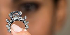 A model displays the “Sky Blue Diamond”,a fancy vivid blue 8.01 carat jewel of imperial Russian heritage in Geneva,Switzerland.