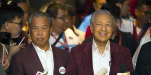 Mahathir Mohamad,right,speaks to media at a hotel in Kuala Lumpur,Malaysia,Wednesday.