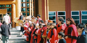 Nisga’a people and officials at the dedication of their government building in New Aiyansh,Canada,in 2000.