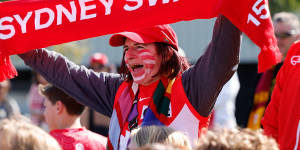 AFL grand final parade as it happened:Qantas engineers threaten action during NRL finals;Bumper AFLW crowd for Dons-Dees