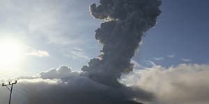 Volcanic eruption grounds Bali flights,leaving travellers stranded