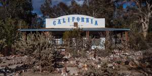 The 100-year-old Hotel California,where silent film star Clara Bow once stayed,is one of a handful of ageing buildings in the desert town.