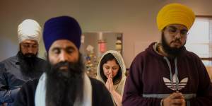 Amarpreet Kaur in prayer with Sikh Volunteers Australia,who are visiting homes of people who have lost loved ones in India to COVID-19.