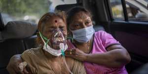 A COVID-19 patient receives oxygen inside a car provided by a Gurdwara,a Sikh house of worship,in New Delhi.