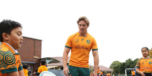 Michael Hooper with school children on Wednesday at the launch of the 2022 Wallabies jersey. 