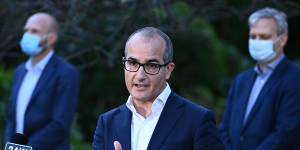 Victoria’s acting Premier,James Merlino,centre,has levelled blame for the state’s latest outbreak on the federal government.