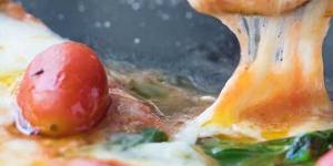 The signature at Pizza Studio Tamaki in Tokyo.