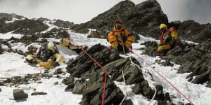 As Everest melts,bodies are emerging from the ice