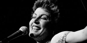Helen Reddy in 1986.<i>I Am Woman</i>reached No. 1 at the end of 1972 and earned her the Grammy Award for best female pop vocal performance,the first time an Australian-born artist had won.