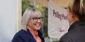 Independent Michelle Milthorpe campaigning in Albury.