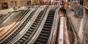 Escalators link the underground north-south concourse to platforms for the Metro City and Southwest line. 