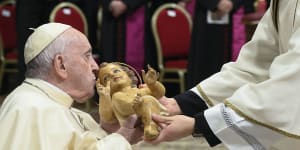 Pope on Christmas:Jesus was poor,so don’t be power-hungry