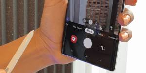 Using air actions to control the camera on the new Samsung phone.