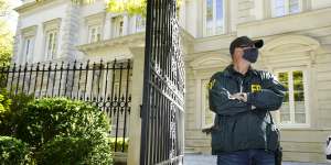 A federal agent stands in front of a home of Russian oligarch Oleg Deripaska in Washington last year. 