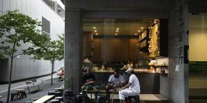 Parami has outdoor seating.